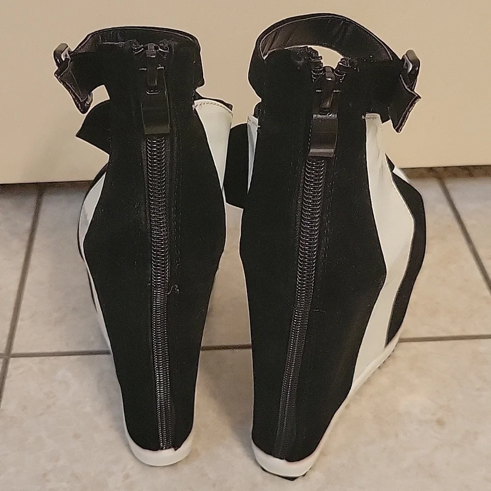 Women's peep toe platform wedge black and white Size 38 (7-7.5US)